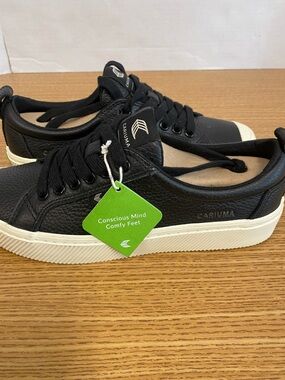 Cariuma  Black Sneakers with Cream Sole